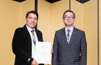La Asociación Peruano Japonesa reconoció a Hugo Velazco Flores, ganador del Premio José Watanabe Varas 2024