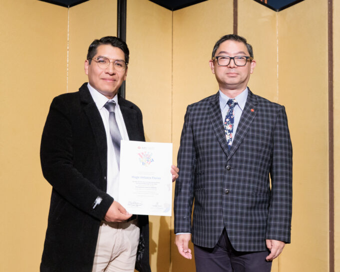 La Asociación Peruano Japonesa reconoció a Hugo Velazco Flores, ganador del Premio José Watanabe Varas 2024
