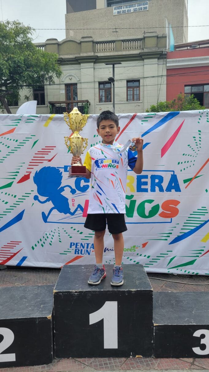 Un niño, una pista, un sueño: Satoshi y su carrera hacia el futuro