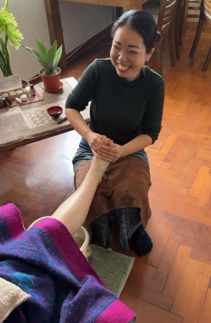 Misa Yanagi: «El masaje corporal oriental integra técnicas de shiatsu japonés, y trabajo con los pies»