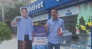 Koki Higa: Chayanne vendiendo comida para gatos