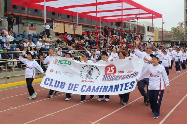 club de caminantes (FOTO PERÚ SHIMPO)